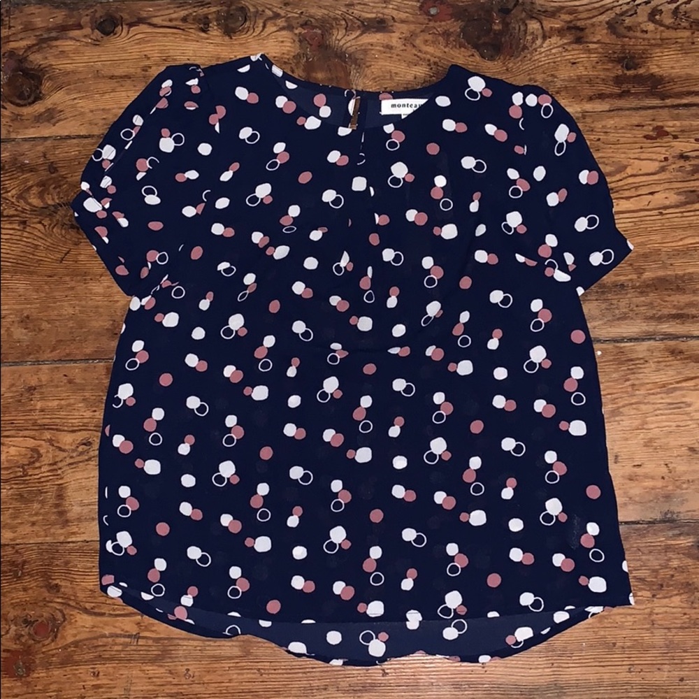 🍄NWT Polka Dot Short Sleeve Top- has cut out sleeves